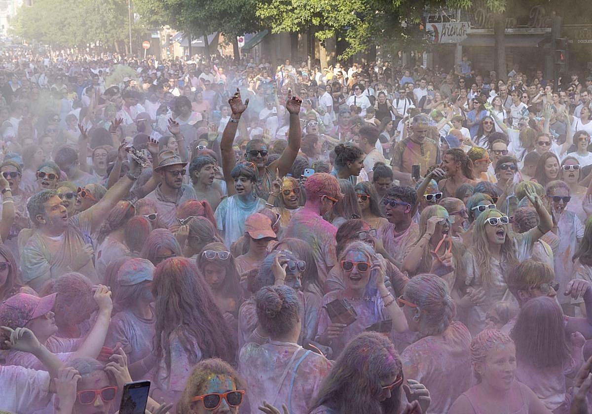 El &#039;Holi fest&#039; del Boulevard, en imágenes