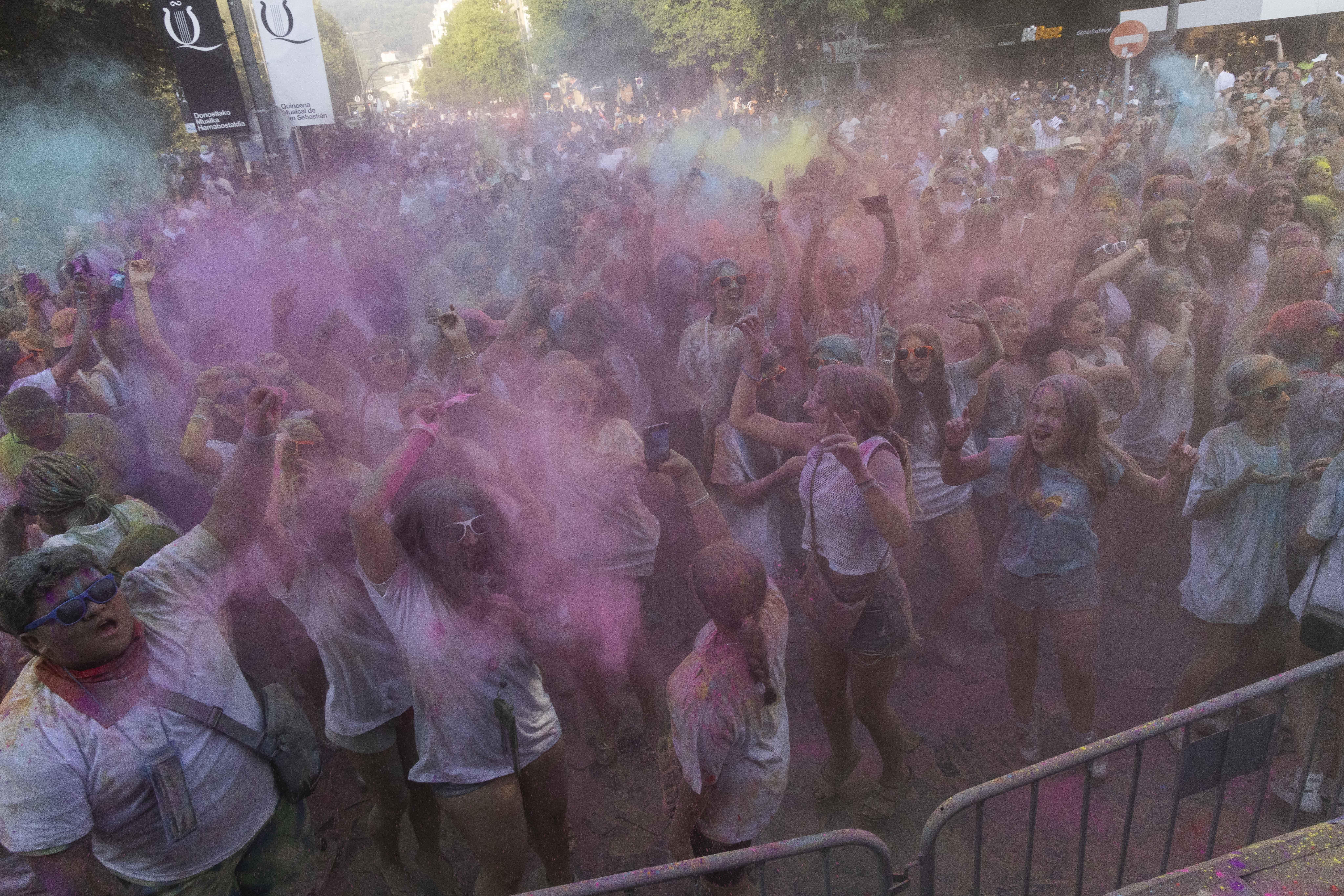 El &#039;Holi fest&#039; del Boulevard, en imágenes