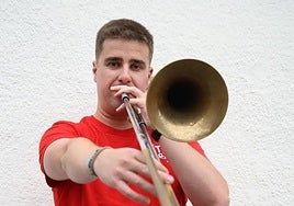 Beñat Etxabe, que toca el trombón en la txaranga Ustekabe, tocará en la Semana Grande donostiarra, como lo ha hecho en otras ocasiones.