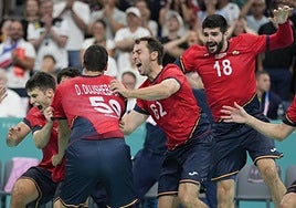 Kauldi Odriozola e Imanol Garciandia corren eufóricos a abrazarse con el resto de compañeros tras el pitido final ayer tras el partido.