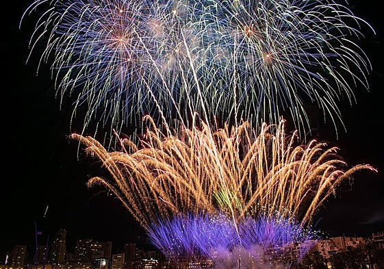 Foto de archivo de un disparo de Pirotecnia del Mediterraneo