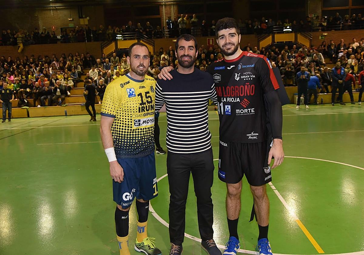 Imagen principal - Garciandia dijo adiós a la pelota porque iba a medir dos metros