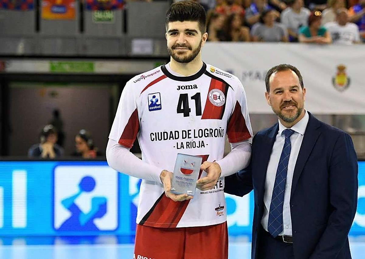 Imagen secundaria 1 - Garciandia dijo adiós a la pelota porque iba a medir dos metros