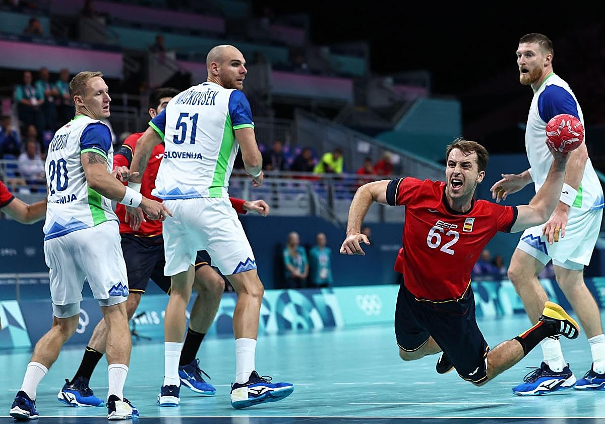 Kauldi lanza a portería en el partido por el bronce olímpico ante Eslovenia.