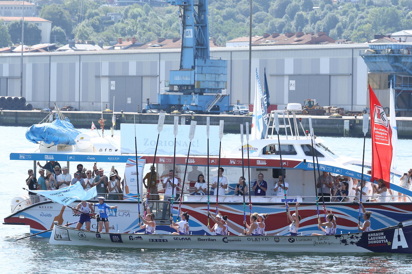 Arraun Lagunak suma otra bandera en Pasaia