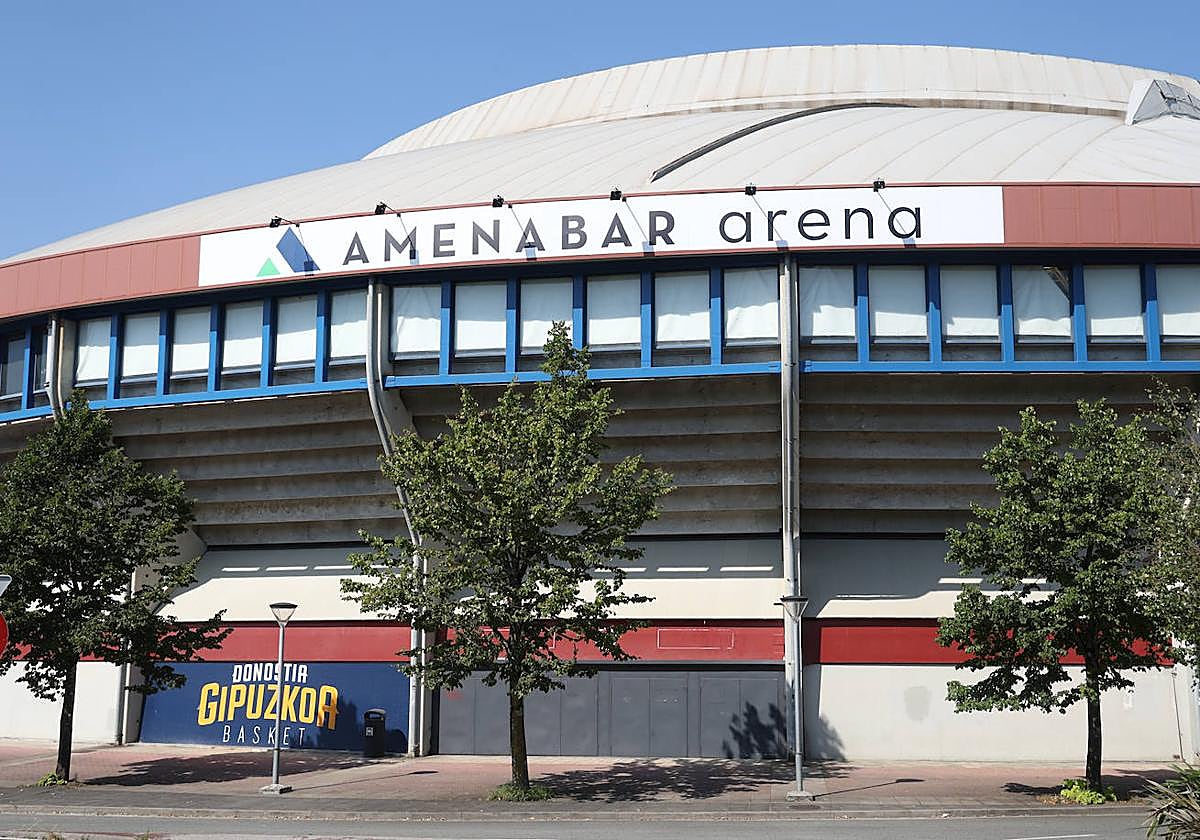 La fachada con el nuevo cartel de patrocinio de la constructora Amenabar.