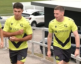 Zubimendi y Sergio Gómez durante el entrenamiento de este lunes en Zubieta