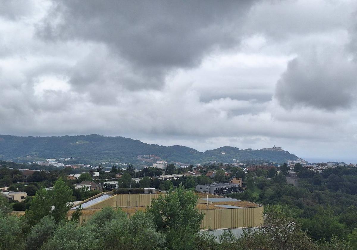 Cielo muy encapotado a primera hora de la tarde de este lunes en San Sebastián.