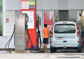 Un conductor reposta en una gasolinera.