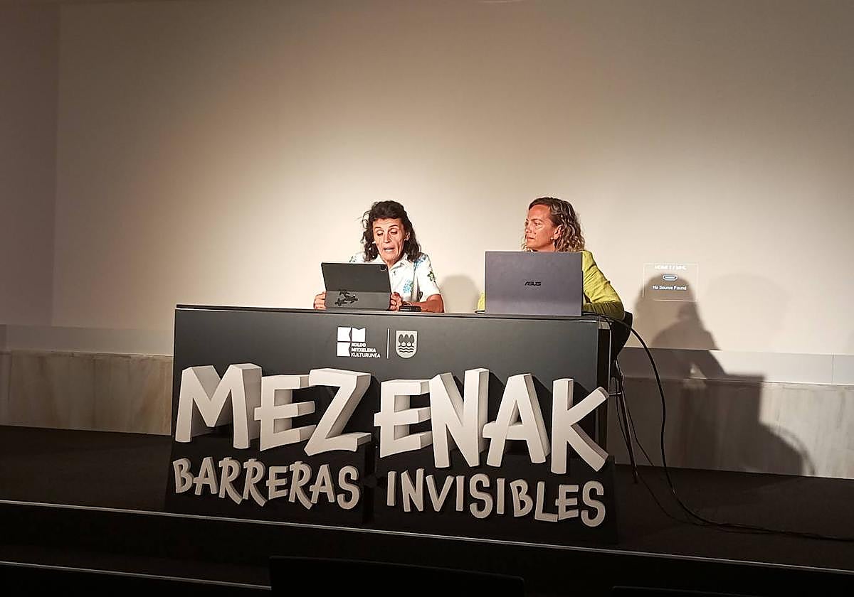 La consejera de Bienestar, Juventud y Reto Demográfico, Nerea Melgosa, acompañada de la confundador a de la Fundación Fair Saturday, Saioa Eibar.