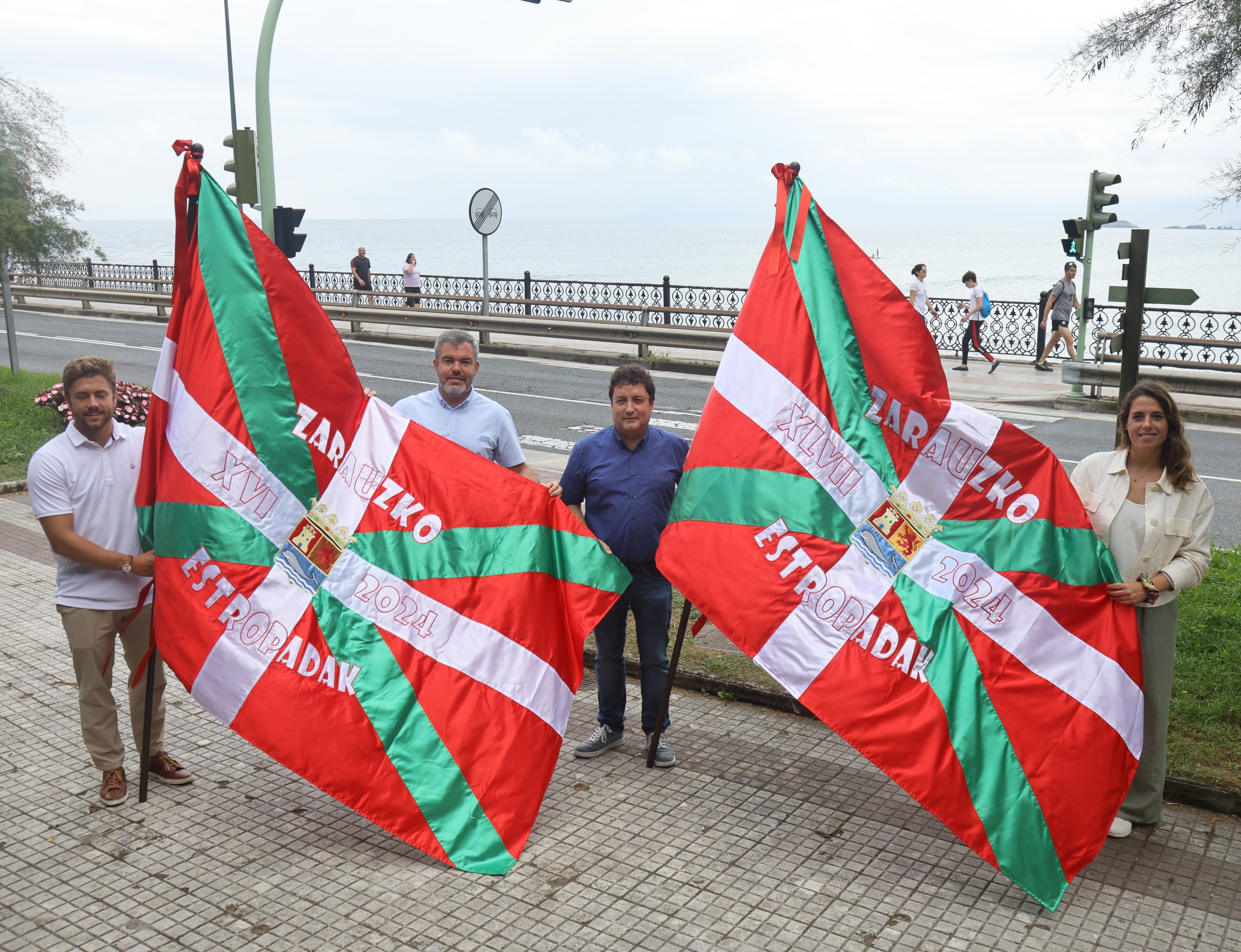 Iñaxio Illarramendi, Borja Rodrigo, Xabier Txurruka y Leire Arana, con las dos Ikurriñas.