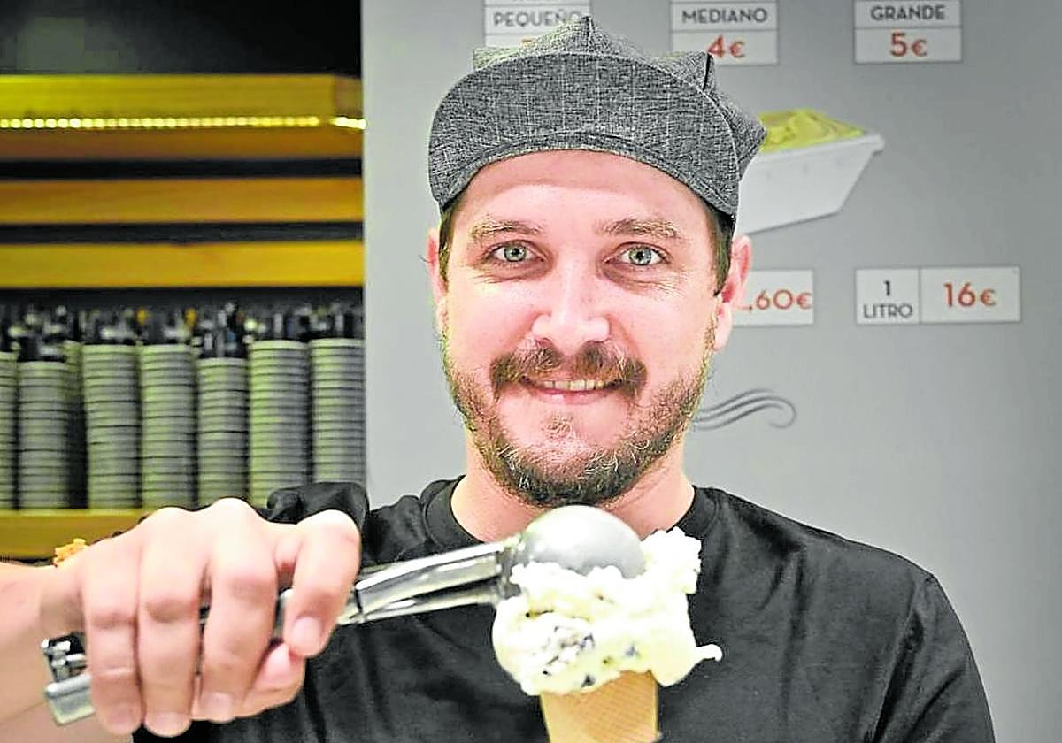 Nacho Martínez, sujetando un helado mientras trabaja en su establecimiento del Boulevard.