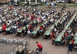 Asteleheneko auzo bazkariko irudia Plaza Gorrian; 500 pertsona inguru, horietako asko gazte jendea, elkartu ziren lehiaketan prestatutako marmitakoa jateko, lagunarte jatorrean.