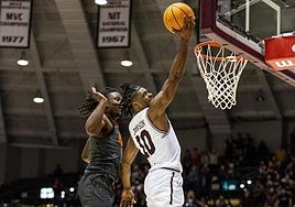 Xavier Johnson, bajo al aro en un partido con los Salukis.