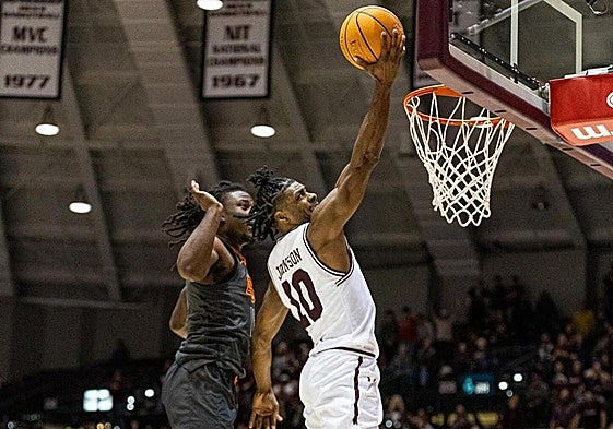 Xavier Johnson, bajo al aro en un partido con los Salukis.