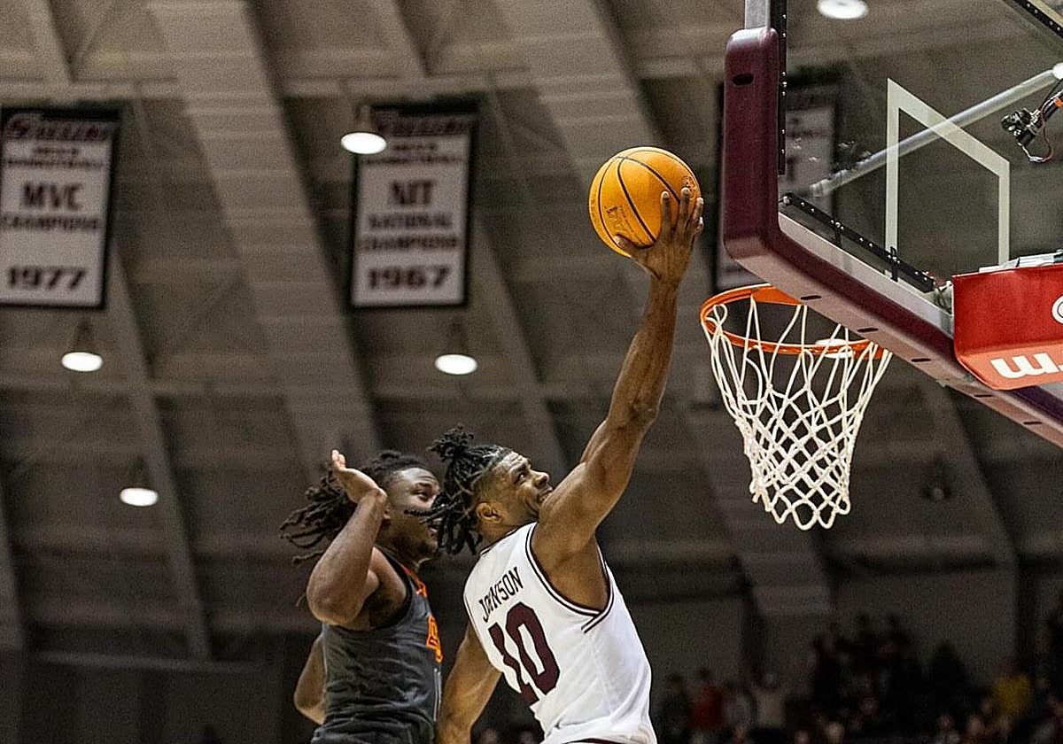 Xavier Johnson, bajo al aro en un partido con los Salukis.