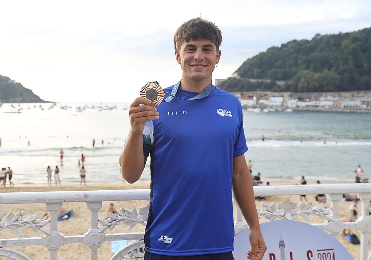 El palista donostiarra Pau Etxaniz posa con su medalla de bronce en la playa de La Concha.