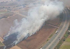 Vista aérea del incendio en la zona afectada por las llamas.