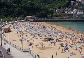 Carpas, sombrillas y toldos de la playa de Ondarreta, que este año ocupan la zona del antiguo Club Tintin.