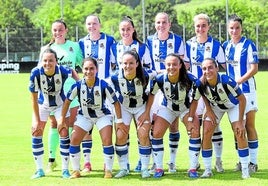 Las once jugadoras de la Real posan durante la semifinal de la Euskal Herria Kopa.