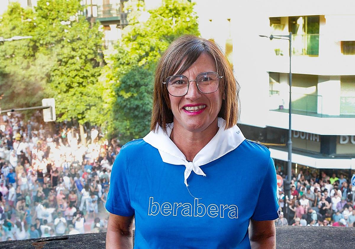 Tati Garmendia posa con el pañuelo de fiestas desde uno de los balcones del ayuntamiento.