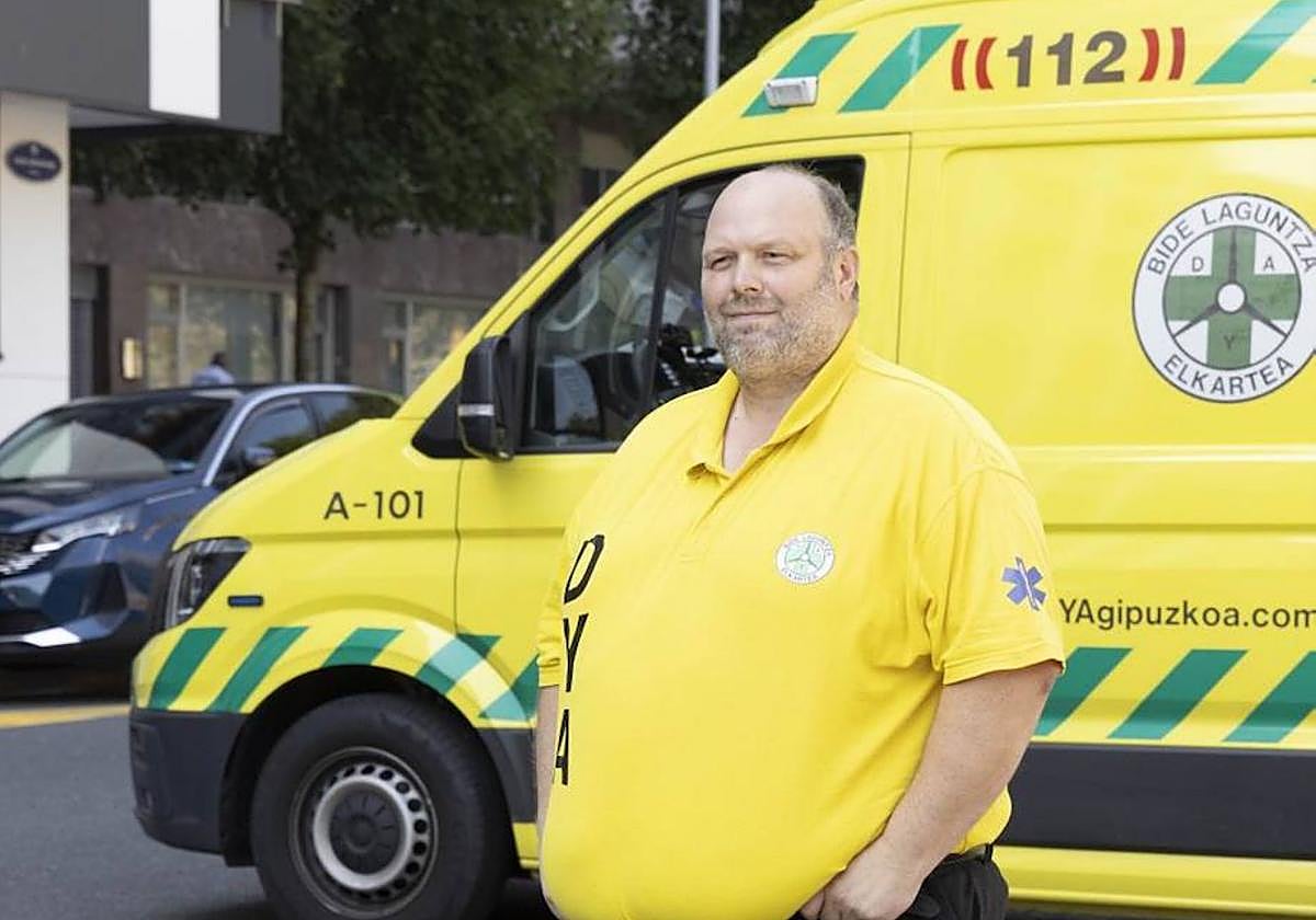 Koldo Fernández, responsable de la DYA en Donostia, posa junto a una ambulancia.