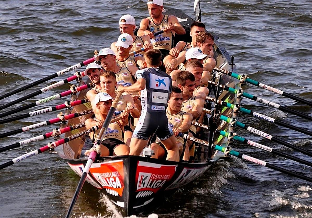 Lanean jarraitu beharko dute getariarrek etxe ondoko estropadari begira jarrita.