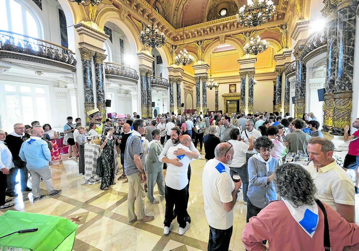 Vista general del Salón de Plenos duranteel hamaiketako ofrecido por el Ayuntamiento.