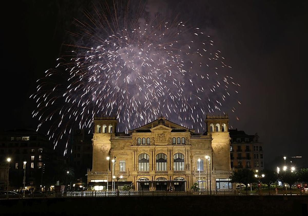 Illusion Fireworks: Fantasía bajo la lluvia