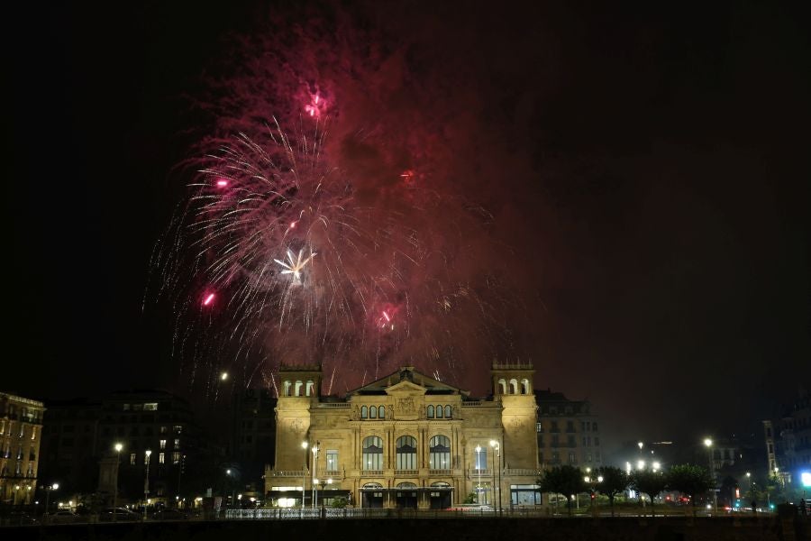 Illusion Fireworks: Fantasía bajo la lluvia