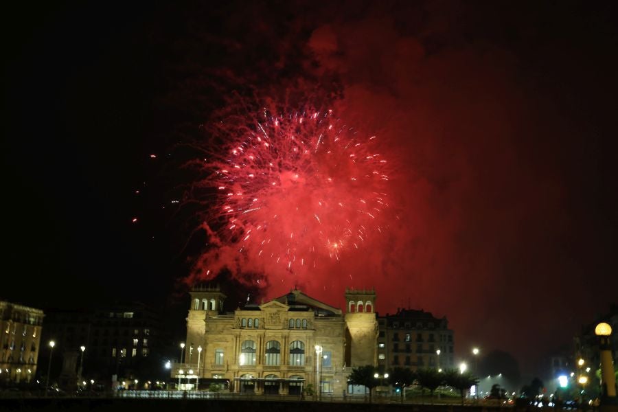 Illusion Fireworks: Fantasía bajo la lluvia