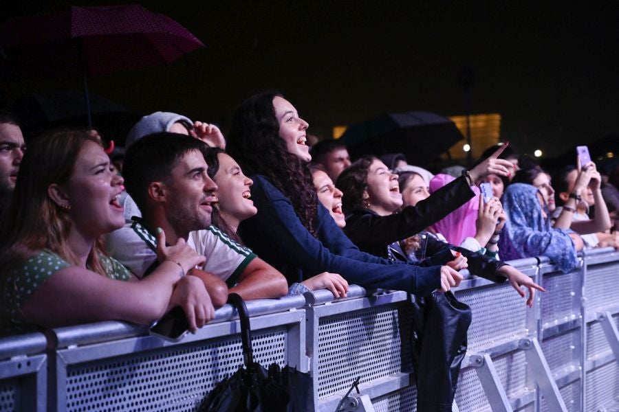 El público y la lluvia abrazan a Nil Moliner