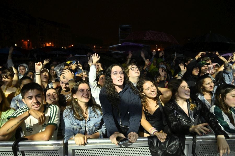 El público y la lluvia abrazan a Nil Moliner