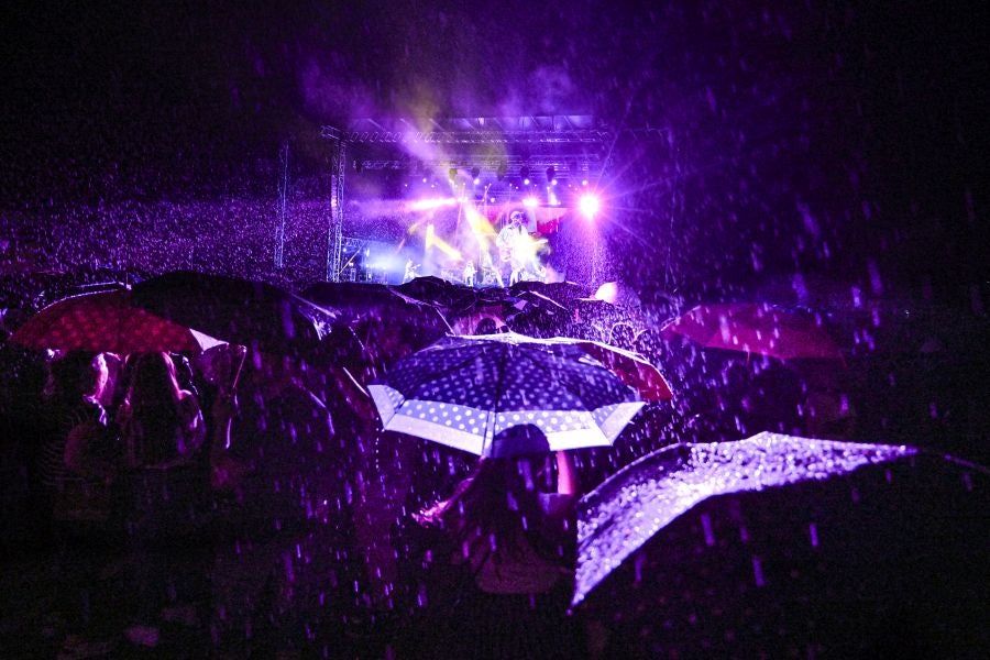 El público y la lluvia abrazan a Nil Moliner