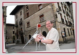 Valen Moñux delante del bajo del XVI de la Casa Jauregi en la Plaza.