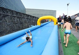 Tobogán. Un niño se desliza por la bajada de más de100 metros en la cuesta delKursaal.