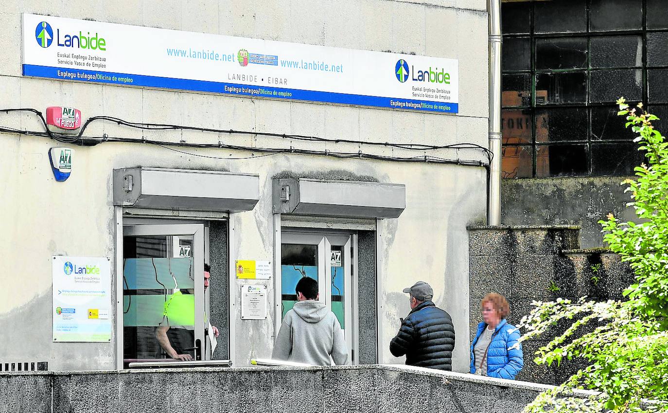 Personas de distintas edades haciendo cola en la oficina de Lanbide en Eibar.