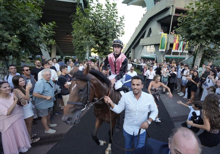 Media Storm y el jockey V. Seguy, tras la victoria en la Copa de Oro