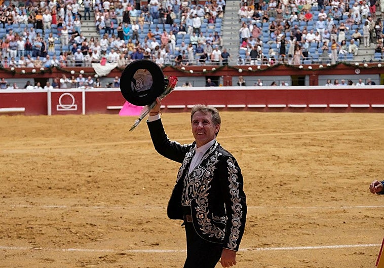 Hermoso de Mendoza se despide de Illunbe entre los aplausos de un público entregado al rejoneador.