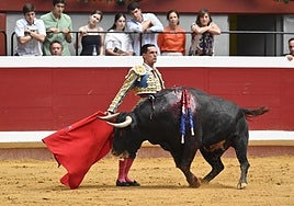 Elegancia y poderío del triunfador de la tarde,Galván, con 'Jaranero'.