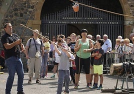 Niños y jóvenes intentaron romper la hucha, tradición arraigada en el barrio de Azitain.