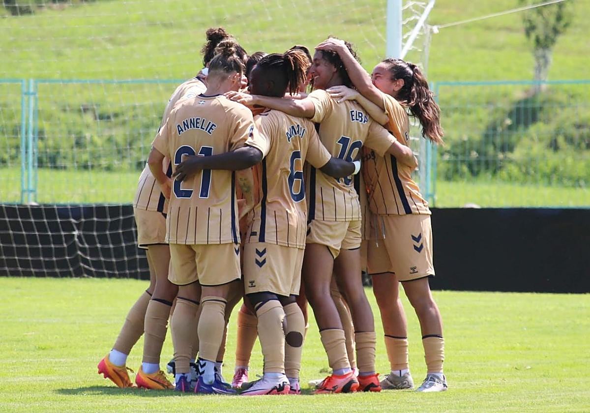 Las jugadoras armeras celebran el tanto de Margherita Monnecchi en el partido de semifinal de la Euskal Herriko Kopa.