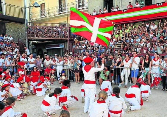 Un momento del baile a San Roke Txikia por parte de dantzaris en una abarrotada plaza.