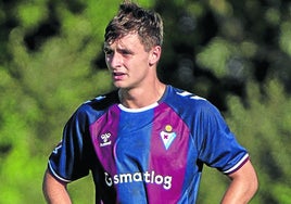 Aritz Muguruza, con la camiseta del club armero.