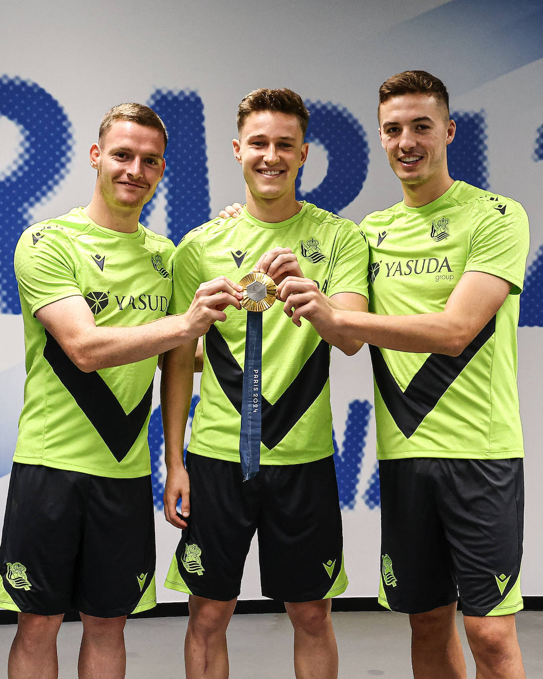 Sergio Gómez, Turrientes y Pacheco posan con la medalla de oro