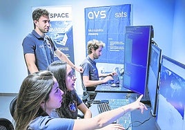Varios trabajadores de AVS siguen el lanzamiento de Lur-1 en su sede del parque tecnológico de Miñano.