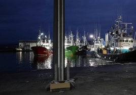 Barcos de pesca de bonito, al alba en el puerto de Hondarribia hace unos días para efectuar una descarga.