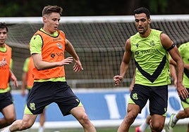 Turrientes y Merino durante el entrenamiento de este viernes en Zubieta