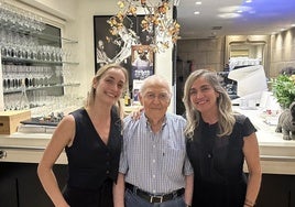 Txomin Rekondo flanqueado por su nieta Alicia González Rekondo y su hija, Lourdes Rekondo.