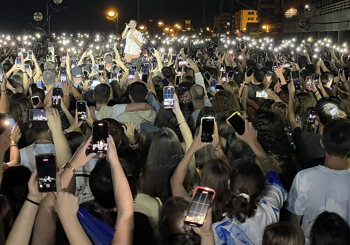 El público siguió con mucha atención todo lo que ocurría dentro y fuera del escenario.